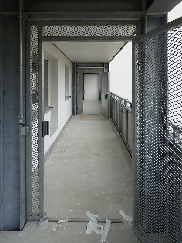 Das Bild zeigt einen Balkon. Der Balkon dient auch als Rettungsweg. Das Haus mit dem Balkon steht in Leipzig.