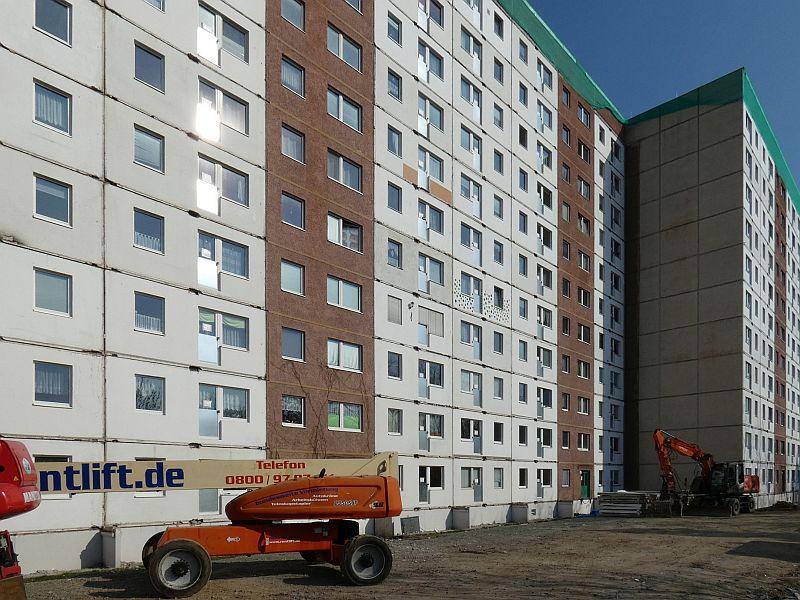 Das Bild zeigt eine Fassade. An der Fassade wurden die Balkone abgerissen. 