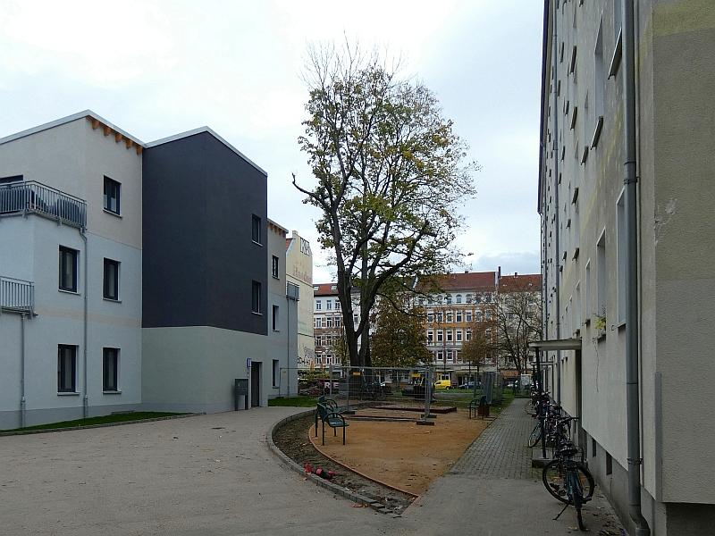 Blick in einen Innenhof. Der Innenhof liegt zwischen Vorderhaus und Hinterhaus. Der Innenhof wurde neugestaltet. Das Hinterhaus zu Wohnungen umgebaut. Das Haus steht in Leipzig.